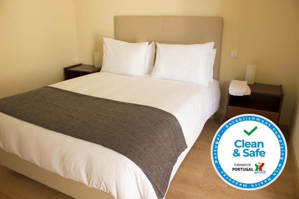 Metro Vilar Suites & Villas Vilar do Pinheiro Room photo